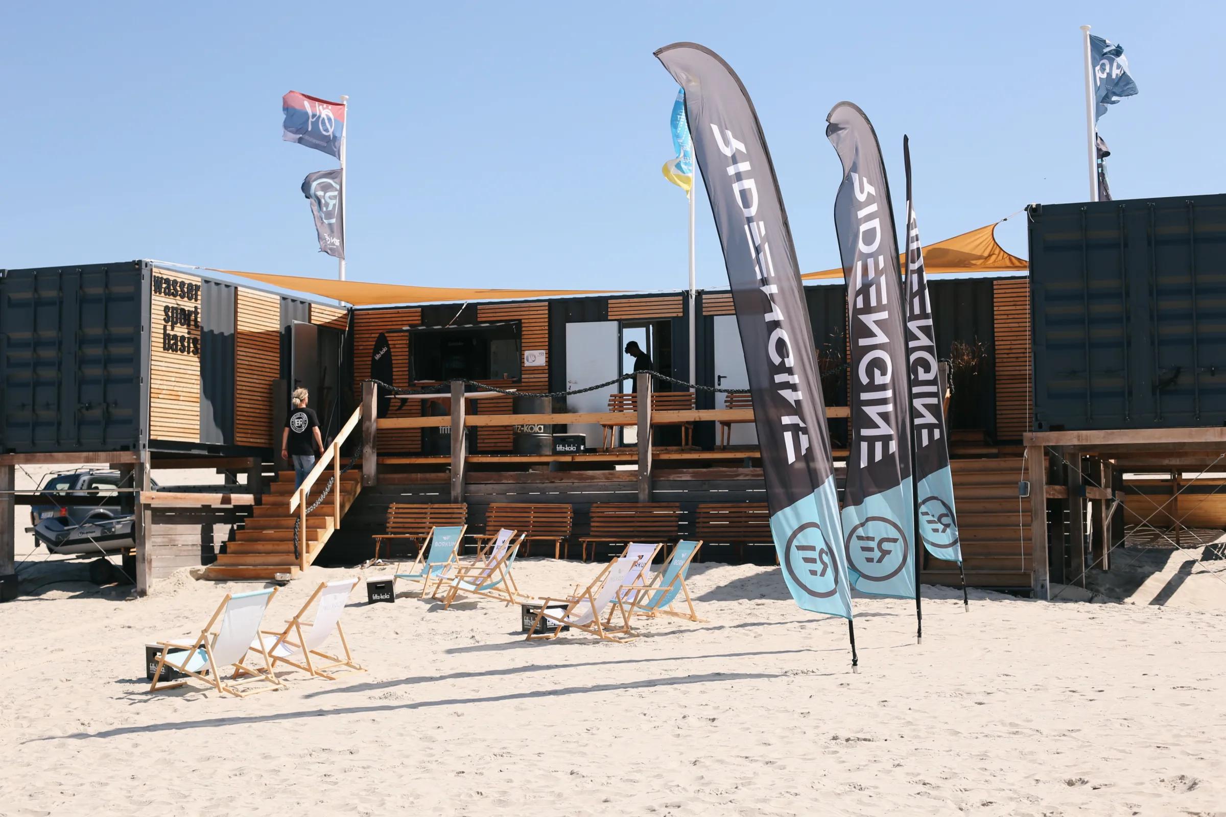 ÖY Wassersportbasis auf Borkum mit Container-Station und Fahnen
